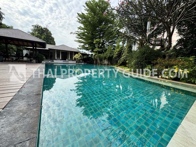 House with Shared Pool in New Petchburi 